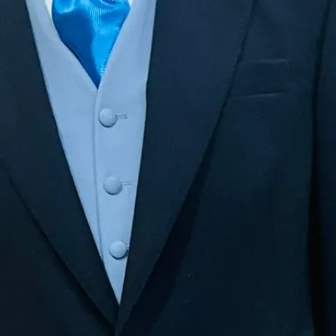 Chaleco claro a juego bajo un chaqué azul