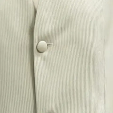 Botón forrado con el mismo tejido de la chaqueta