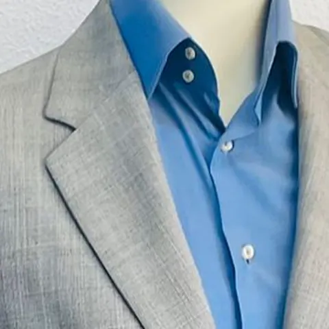 Solapa de una chaqueta gris de ceremonia