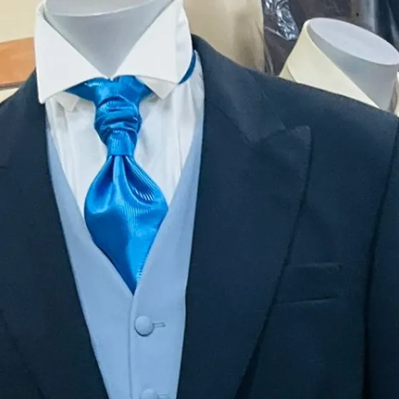 Traje de tres piezas con chaleco y plastrón