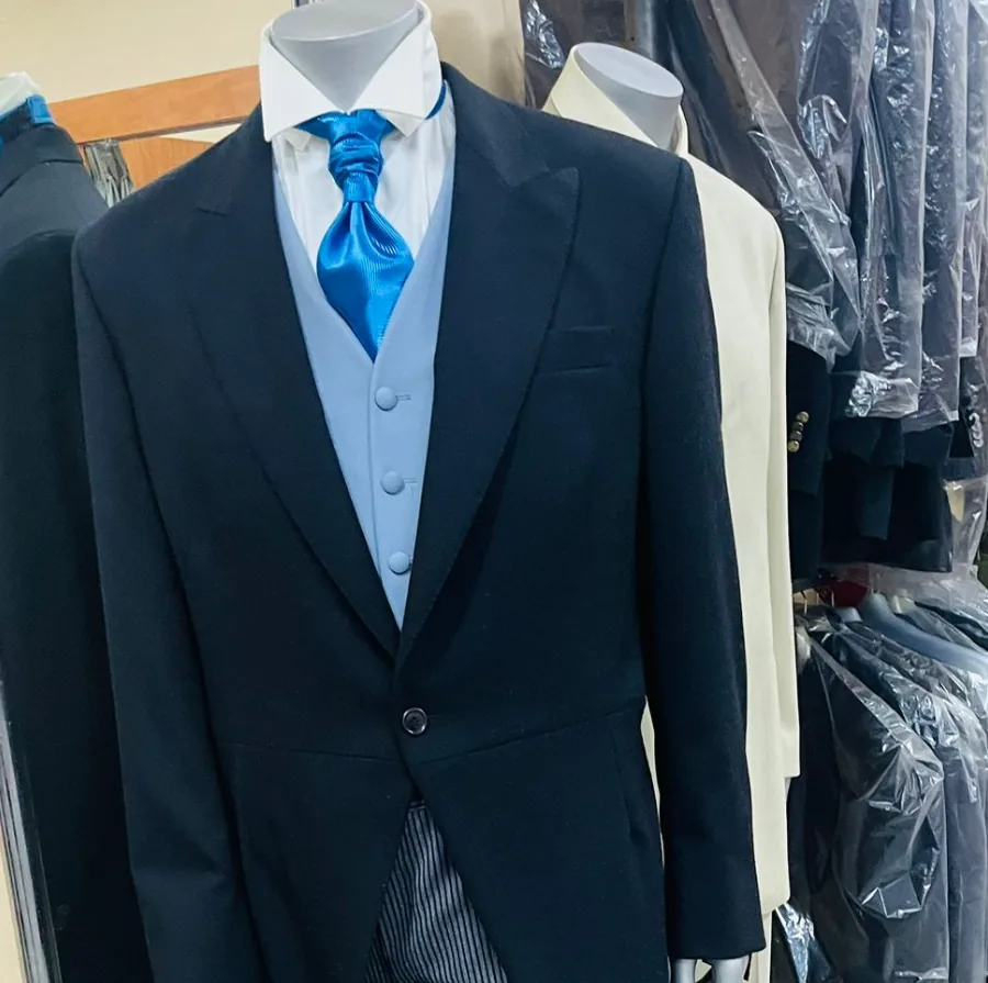 Chaqué con chaleco y plastrón, montado en maniquí