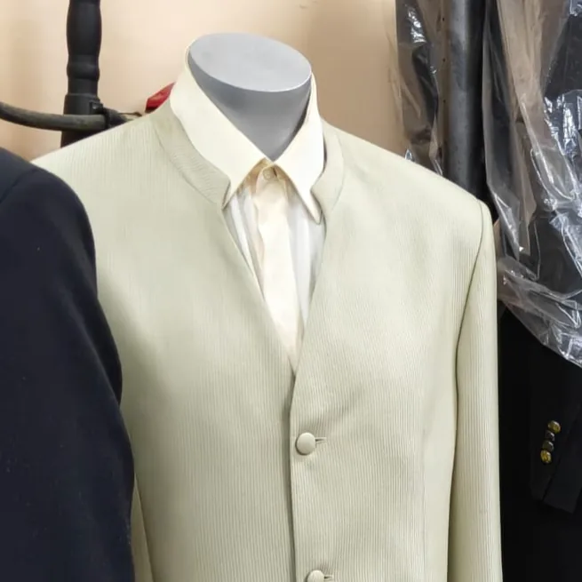 Traje de ceremonia claro