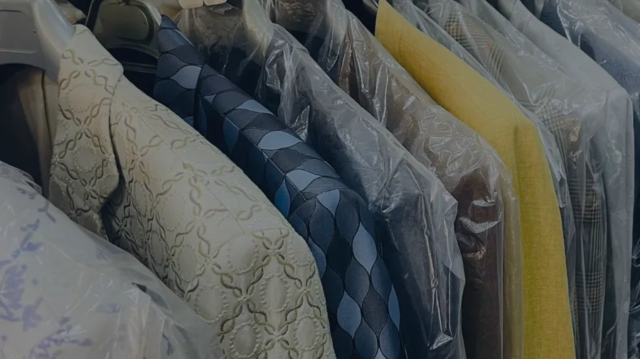 Chaquetas de ceremonia en su funda, colgadas en la nave